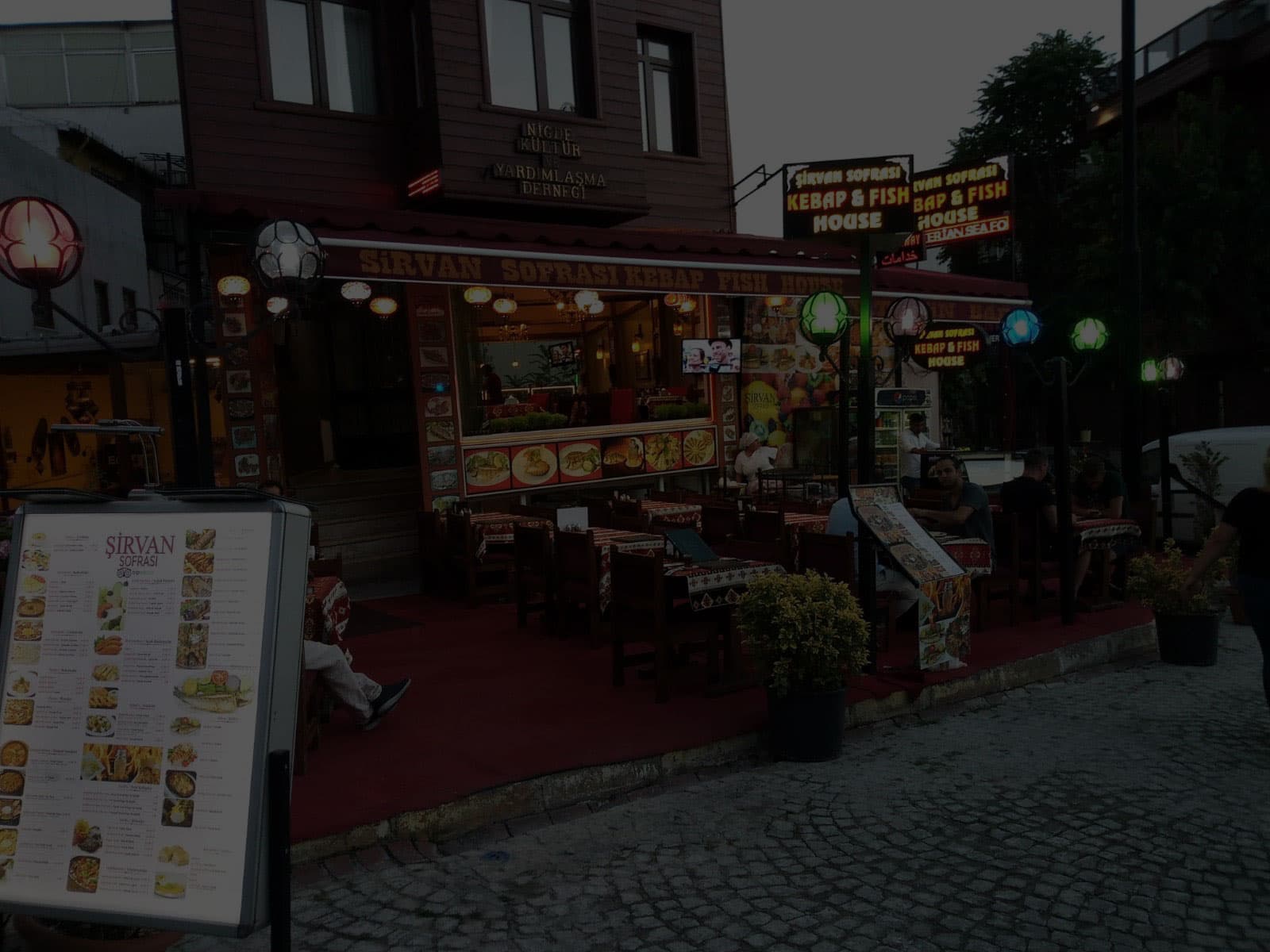 Mum ışığı ve Türk detaylarıyla hazırlanmış zarif restoran masası