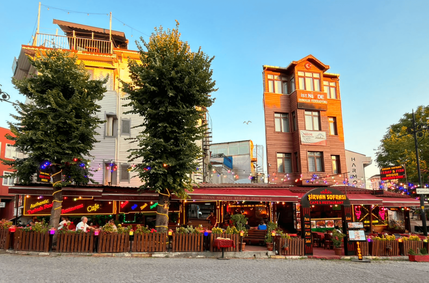 Türk yemekleri ve zarif servis detaylarıyla hazırlanmış premium restoran masası