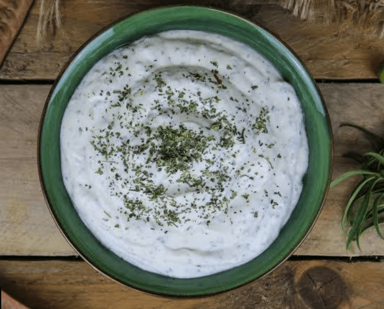 Küçük kasede servis edilen haydari yoğurt mezesi