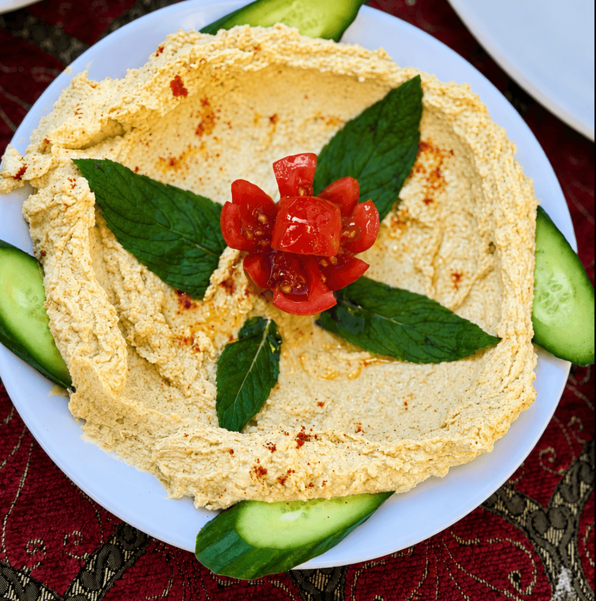 Zeytinyağı ile servis edilen kremamsı humus