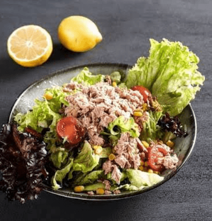 Taze yeşillikli ton balıklı salata